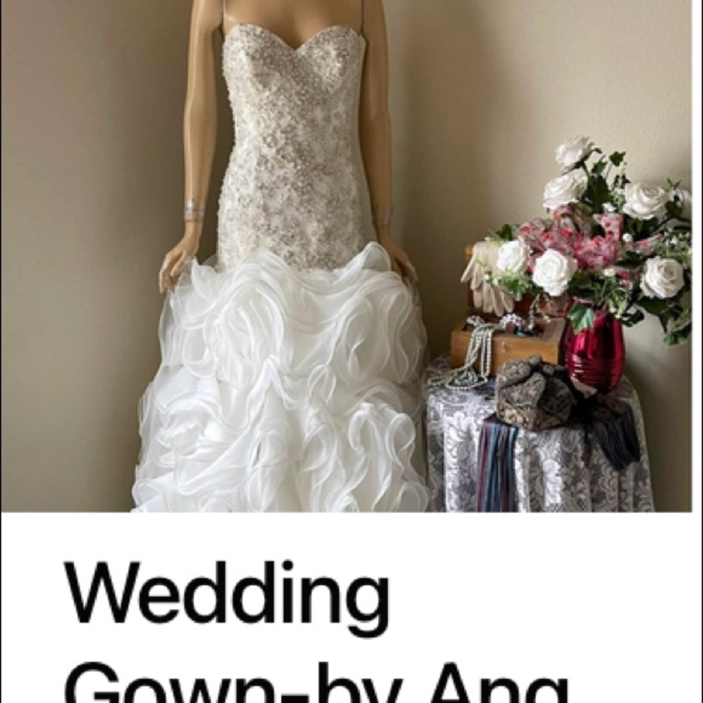 Stunning strapless wedding gown - Picture 5 of 7